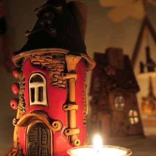 Rotes Keramik Lichthaus mit Teelichtern