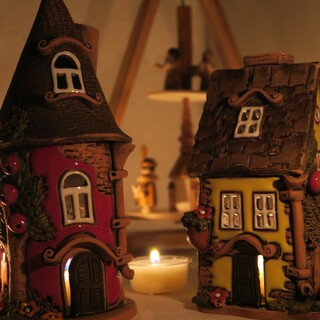 Gelbes und rotes Keramik Lichthaus vor Pyramide Weihnachten